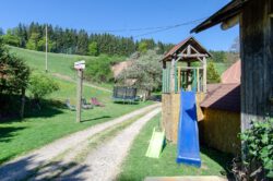 Der Außenbereich des Fixenhof mit Grillhütte, Spielplatz, Schaukel und Liegestühlen - Ferien auf dem Bauernhof in Mühlenbach im Kinzigtal (Ortenaukreis) Der Außenbereich des Fixenhof mit Grillhütte, Spielplatz, Schaukel und Liegestühlen - Ferien auf dem Bauernhof in Mühlenbach im Kinzigtal (Ortenaukreis)