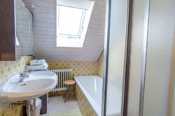 Das Badezimmer der Ferienwohnung Ponyweide auf dem Fixenhof - Ferien auf dem Bauernhof in Mühlenbach im Kinzigtal (Ortenaukreis) Das Badezimmer der Ferienwohnung Ponyweide auf dem Fixenhof - Ferien auf dem Bauernhof in Mühlenbach im Kinzigtal (Ortenaukreis)