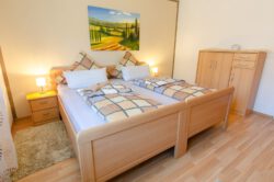 Das Eltern-Schlafzimmer der Ferienwohnung Bauerngarten auf dem Fixenhof - Ferien auf dem Bauernhof in Mühlenbach im Kinzigtal (Ortenaukreis) Das Eltern-Schlafzimmer der Ferienwohnung Bauerngarten auf dem Fixenhof - Ferien auf dem Bauernhof in Mühlenbach im Kinzigtal (Ortenaukreis)