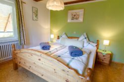 Das Eltern-Schlafzimmer der Ferienwohnung Hof auf dem Fixenhof - Ferien auf dem Bauernhof in Mühlenbach im Kinzigtal (Ortenaukreis) Das Eltern-Schlafzimmer der Ferienwohnung Hof auf dem Fixenhof - Ferien auf dem Bauernhof in Mühlenbach im Kinzigtal (Ortenaukreis)