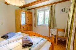 Das Eltern-Schlafzimmer der Ferienwohnung Hof auf dem Fixenhof - Ferien auf dem Bauernhof in Mühlenbach im Kinzigtal (Ortenaukreis) Das Eltern-Schlafzimmer der Ferienwohnung Hof auf dem Fixenhof - Ferien auf dem Bauernhof in Mühlenbach im Kinzigtal (Ortenaukreis)