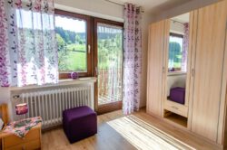 Das Kinder-Schlafzimmer der Ferienwohnung Bauerngarten auf dem Fixenhof - Ferien auf dem Bauernhof in Mühlenbach im Kinzigtal (Ortenaukreis) Das Kinder-Schlafzimmer der Ferienwohnung Bauerngarten auf dem Fixenhof - Ferien auf dem Bauernhof in Mühlenbach im Kinzigtal (Ortenaukreis)