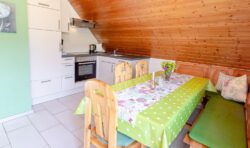 Die Küche der Ferienwohnung Ponyweide auf dem Fixenhof - Ferien auf dem Bauernhof in Mühlenbach im Kinzigtal (Ortenaukreis) Die Küche der Ferienwohnung Ponyweide auf dem Fixenhof - Ferien auf dem Bauernhof in Mühlenbach im Kinzigtal (Ortenaukreis)