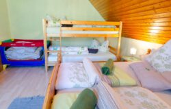 Kinderbett im Schlafzimmer der Ferienwohnung Ponyweide auf dem Fixenhof - Ferien auf dem Bauernhof in Mühlenbach im Kinzigtal (Ortenaukreis) Kinderbett im Schlafzimmer der Ferienwohnung Ponyweide auf dem Fixenhof - Ferien auf dem Bauernhof in Mühlenbach im Kinzigtal (Ortenaukreis)
