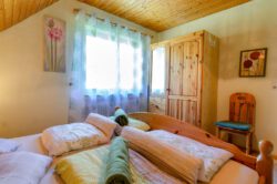 Das Schlafzimmer der Ferienwohnung Ponyweide auf dem Fixenhof - Ferien auf dem Bauernhof in Mühlenbach im Kinzigtal (Ortenaukreis) Das Schlafzimmer der Ferienwohnung Ponyweide auf dem Fixenhof - Ferien auf dem Bauernhof in Mühlenbach im Kinzigtal (Ortenaukreis)