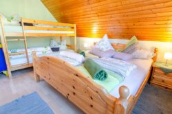Das Schlafzimmer der Ferienwohnung Ponyweide auf dem Fixenhof - Ferien auf dem Bauernhof in Mühlenbach im Kinzigtal (Ortenaukreis) Das Schlafzimmer der Ferienwohnung Ponyweide auf dem Fixenhof - Ferien auf dem Bauernhof in Mühlenbach im Kinzigtal (Ortenaukreis)