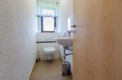 Das Badezimmer der Ferienwohnung Bauerngarten auf dem Fixenhof - Ferien auf dem Bauernhof in Mühlenbach im Kinzigtal (Ortenaukreis) Die Toilette der Ferienwohnung Bauerngarten auf dem Fixenhof - Ferien auf dem Bauernhof in Mühlenbach im Kinzigtal (Ortenaukreis)