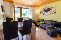 Das Wohnzimmer der Ferienwohnung Bauerngarten auf dem Fixenhof - Ferien auf dem Bauernhof in Mühlenbach im Kinzigtal (Ortenaukreis) Das Wohnzimmer der Ferienwohnung Bauerngarten auf dem Fixenhof - Ferien auf dem Bauernhof in Mühlenbach im Kinzigtal (Ortenaukreis)