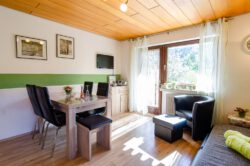 Das Wohnzimmer der Ferienwohnung Bauerngarten auf dem Fixenhof - Ferien auf dem Bauernhof in Mühlenbach im Kinzigtal (Ortenaukreis) Das Wohnzimmer der Ferienwohnung Bauerngarten auf dem Fixenhof - Ferien auf dem Bauernhof in Mühlenbach im Kinzigtal (Ortenaukreis)