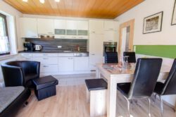 Die Wohnküche der Ferienwohnung Bauerngarten auf dem Fixenhof - Ferien auf dem Bauernhof in Mühlenbach im Kinzigtal (Ortenaukreis) Die Wohnküche der Ferienwohnung Bauerngarten auf dem Fixenhof - Ferien auf dem Bauernhof in Mühlenbach im Kinzigtal (Ortenaukreis)